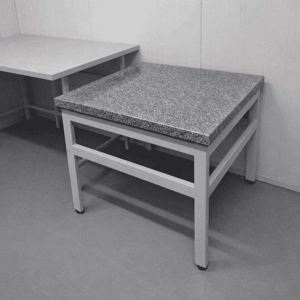 Na zdjęciu widoczny jest stół antywibracyjny z blatem z granitu