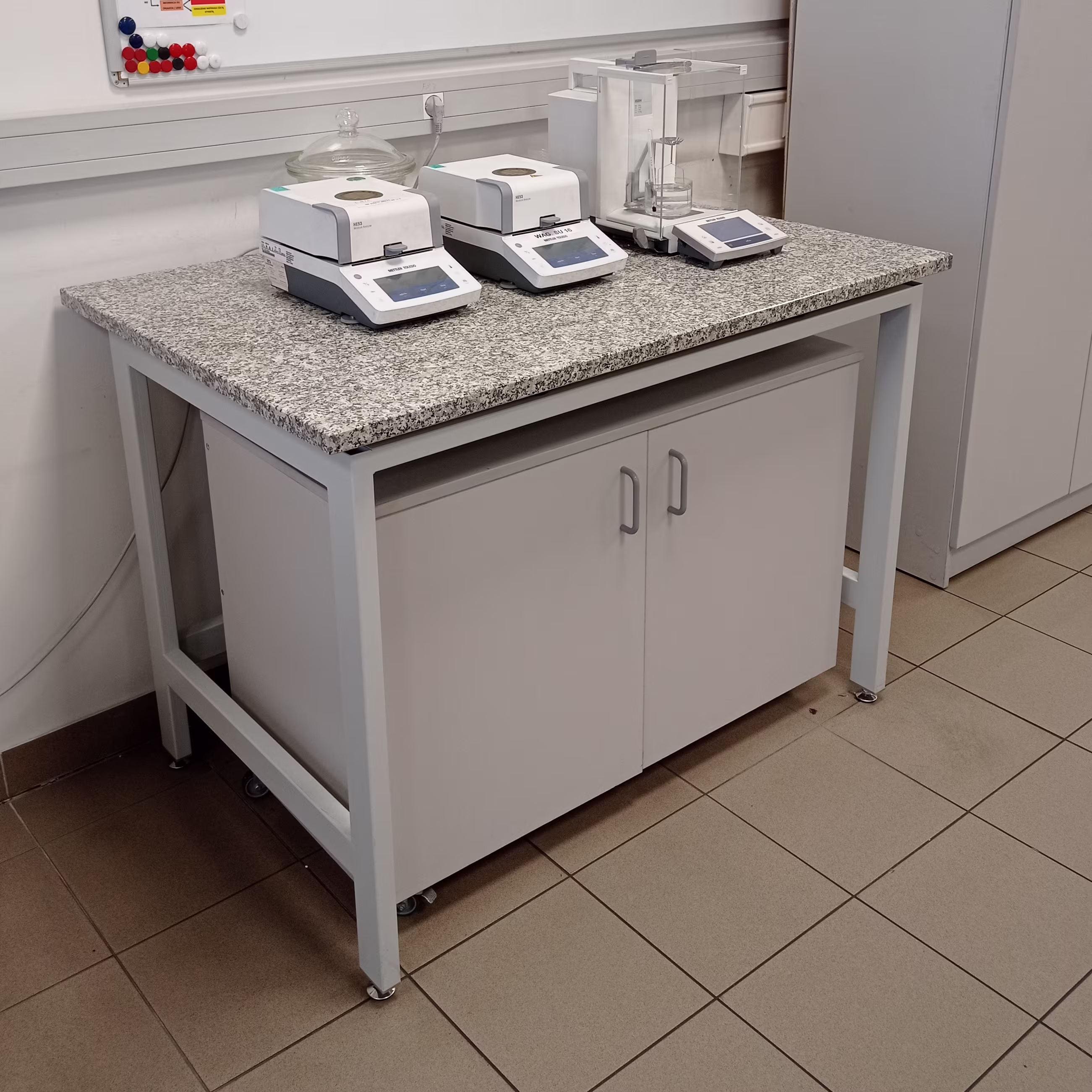 Na zdjęciu widoczny jest stół antywibracyjny